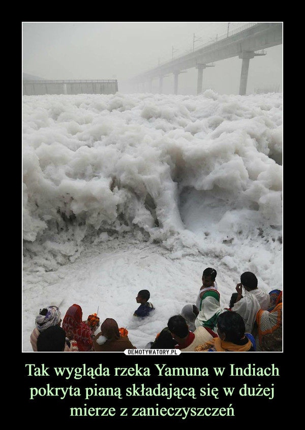 Tak wygląda rzeka Yamuna w Indiach pokryta pianą składającą się w dużej mierze z zanieczyszczeń –  