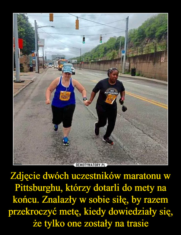 Zdjęcie dwóch uczestników maratonu w Pittsburghu, którzy dotarli do mety na końcu. Znalazły w sobie siłę, by razem przekroczyć metę, kiedy dowiedziały się, że tylko one zostały na trasie