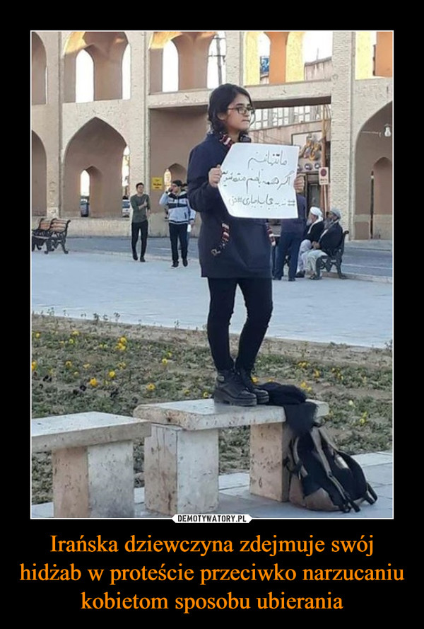 Irańska dziewczyna zdejmuje swój hidżab w proteście przeciwko narzucaniu kobietom sposobu ubierania