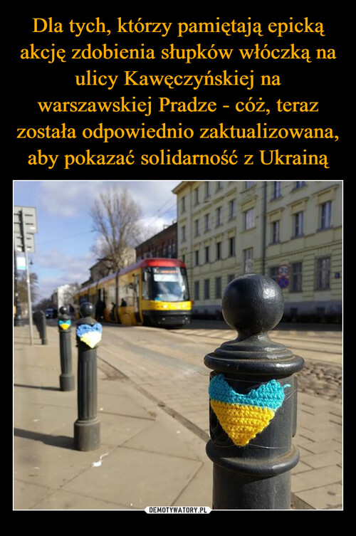 Dla tych, którzy pamiętają epicką akcję zdobienia słupków włóczką na ulicy Kawęczyńskiej na warszawskiej Pradze - cóż, teraz została odpowiednio zaktualizowana, aby pokazać solidarność z Ukrainą