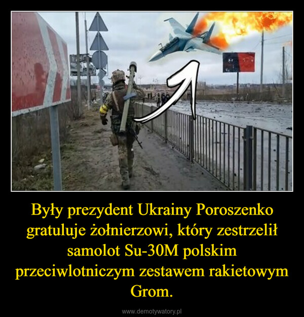 Były prezydent Ukrainy Poroszenko gratuluje żołnierzowi, który zestrzelił samolot Su-30M polskim przeciwlotniczym zestawem rakietowym Grom. –  