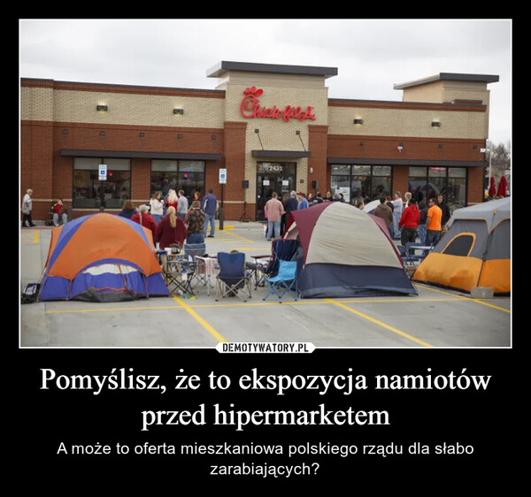 Pomyślisz, że to ekspozycja namiotów przed hipermarketem – A może to oferta mieszkaniowa polskiego rządu dla słabo zarabiających? 