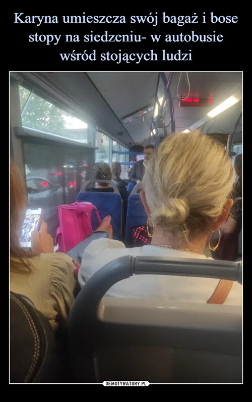 Karyna umieszcza swój bagaż i bose stopy na siedzeniu- w autobusie wśród stojących ludzi