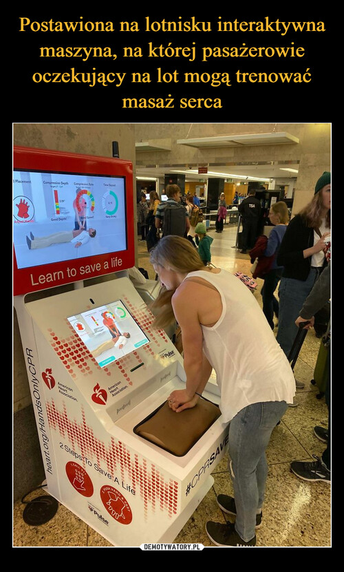 Postawiona na lotnisku interaktywna maszyna, na której pasażerowie oczekujący na lot mogą trenować masaż serca