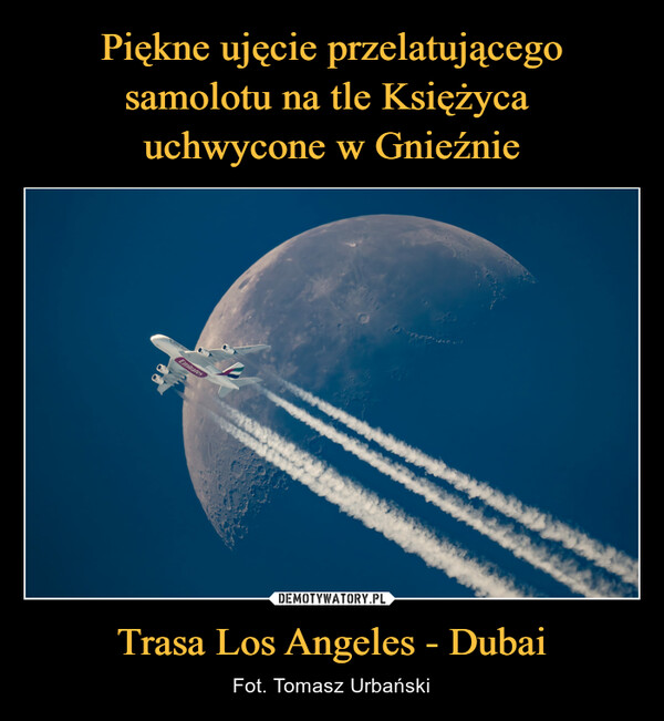 Piękne ujęcie przelatującego samolotu na tle Księżyca 
uchwycone w Gnieźnie Trasa Los Angeles - Dubai