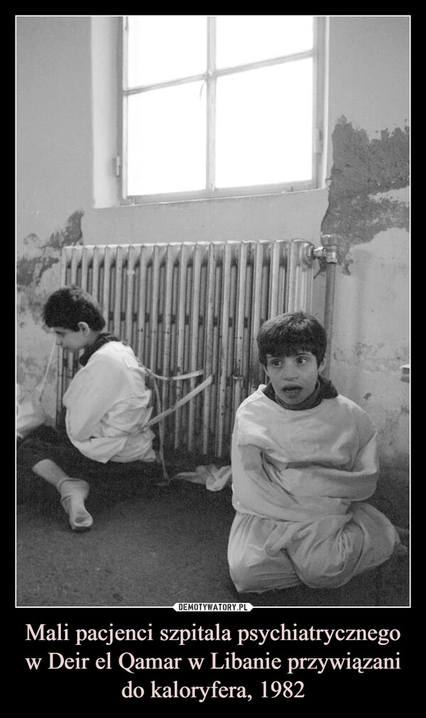 Mali pacjenci szpitala psychiatrycznego w Deir el Qamar w Libanie przywiązani do kaloryfera, 1982